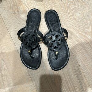 Tory Burch, size 9, black leather sandal with emblem